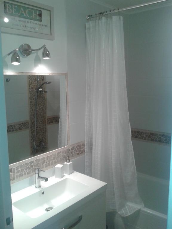 2 Bedroom Modern Apartment In Antibes With Sea View Стая снимка
