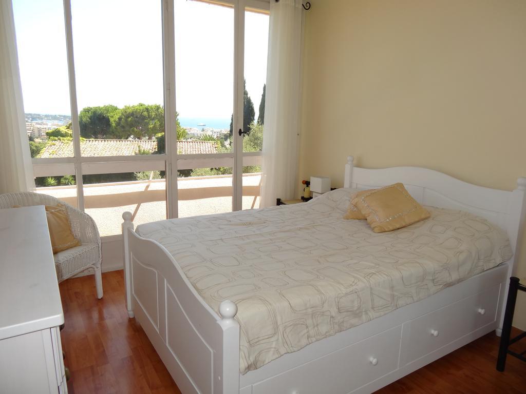 2 Bedroom Modern Apartment In Antibes With Sea View Стая снимка