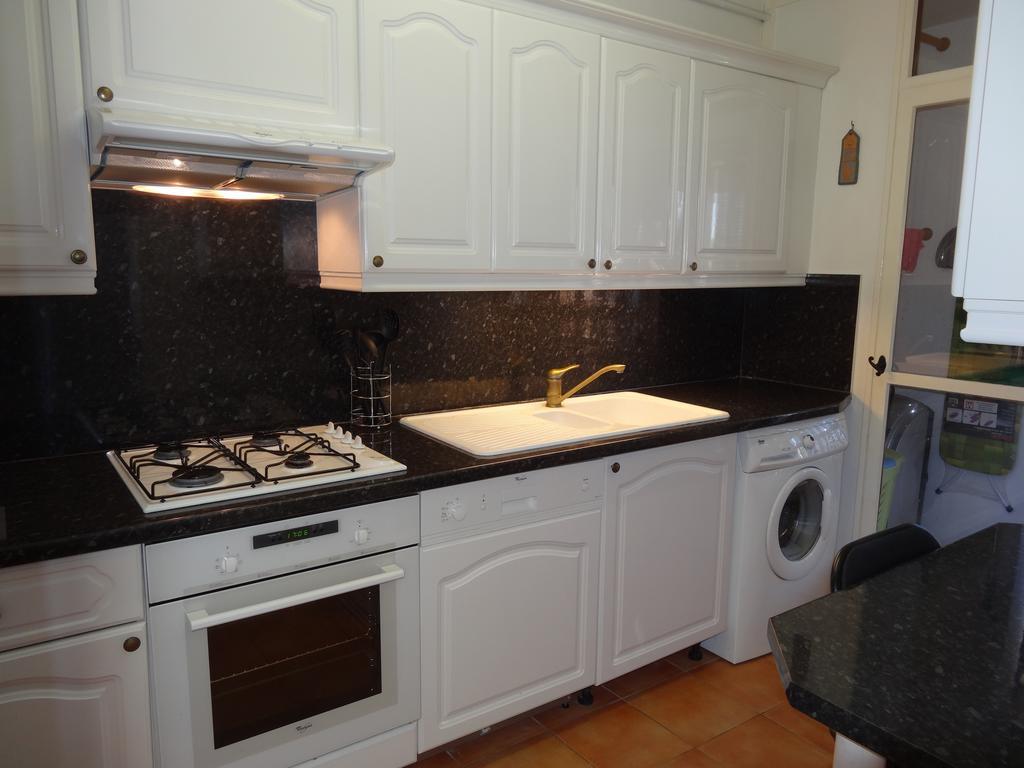 2 Bedroom Modern Apartment In Antibes With Sea View Стая снимка