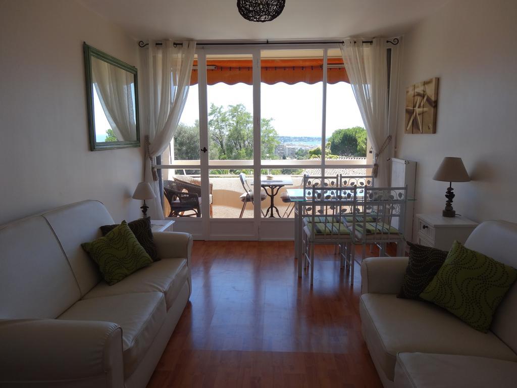 2 Bedroom Modern Apartment In Antibes With Sea View Стая снимка